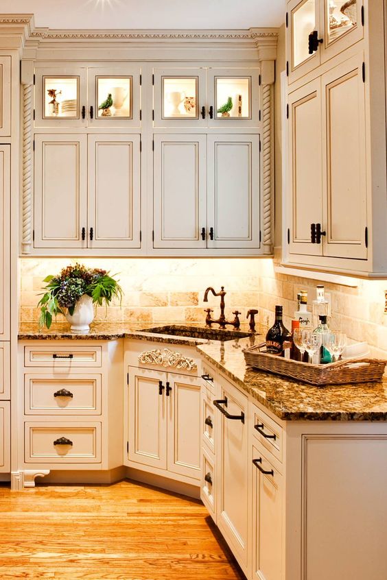 Top Backsplashes for Cream Cabinets