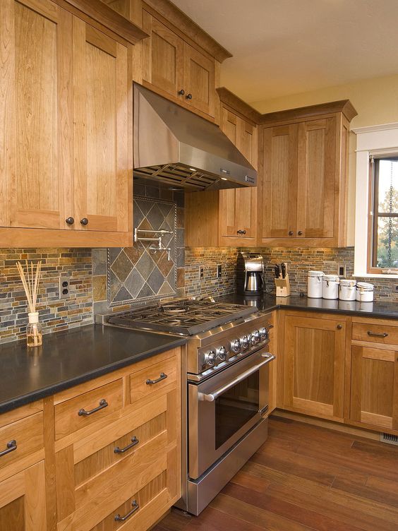Top Backsplashes to Pair with Honey Oak Cabinets for a Perfect Kitchen ...