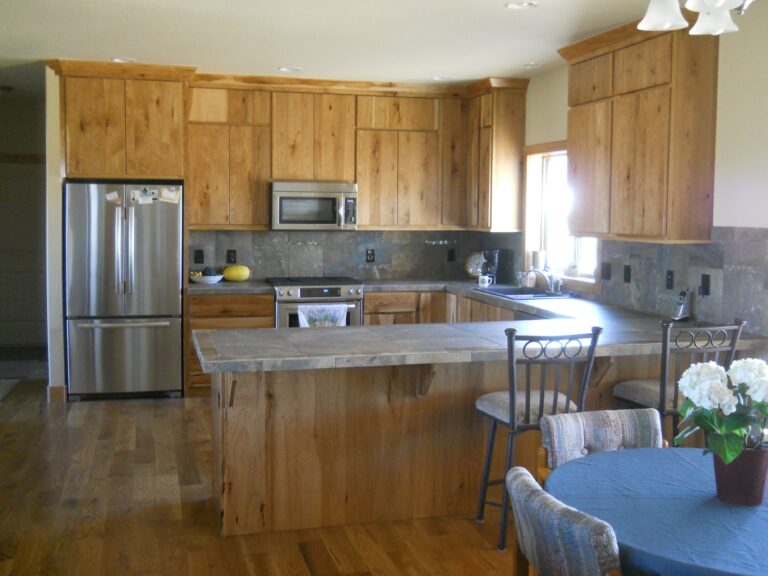 Hickory Cabinets & Quartz Countertops: The Perfect Match for Your ...