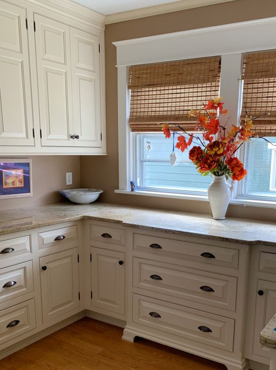 Choosing the Best Wall Color for Cream Cabinets