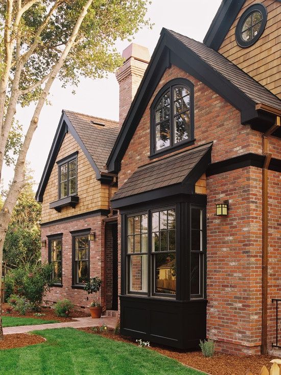 Choosing the Perfect House Color to Match Black Windows