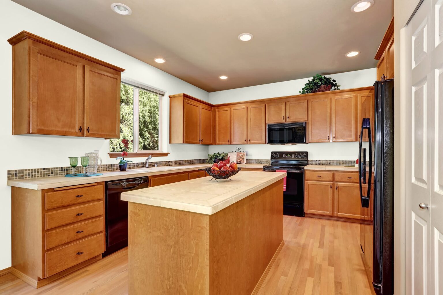 top-sherwin-williams-paint-colors-to-pair-with-honey-oak-cabinets