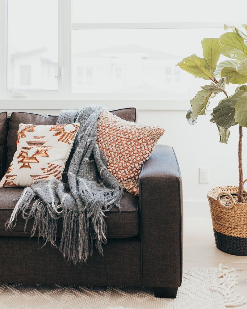 5 Simple Steps for Placing a Throw Blanket on Your Couch