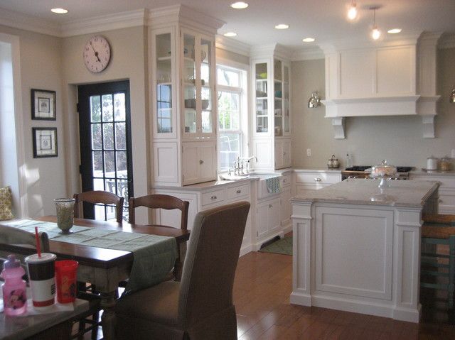 Stylish Color Combinations: Edgecomb Gray Walls with Cabinets in ...