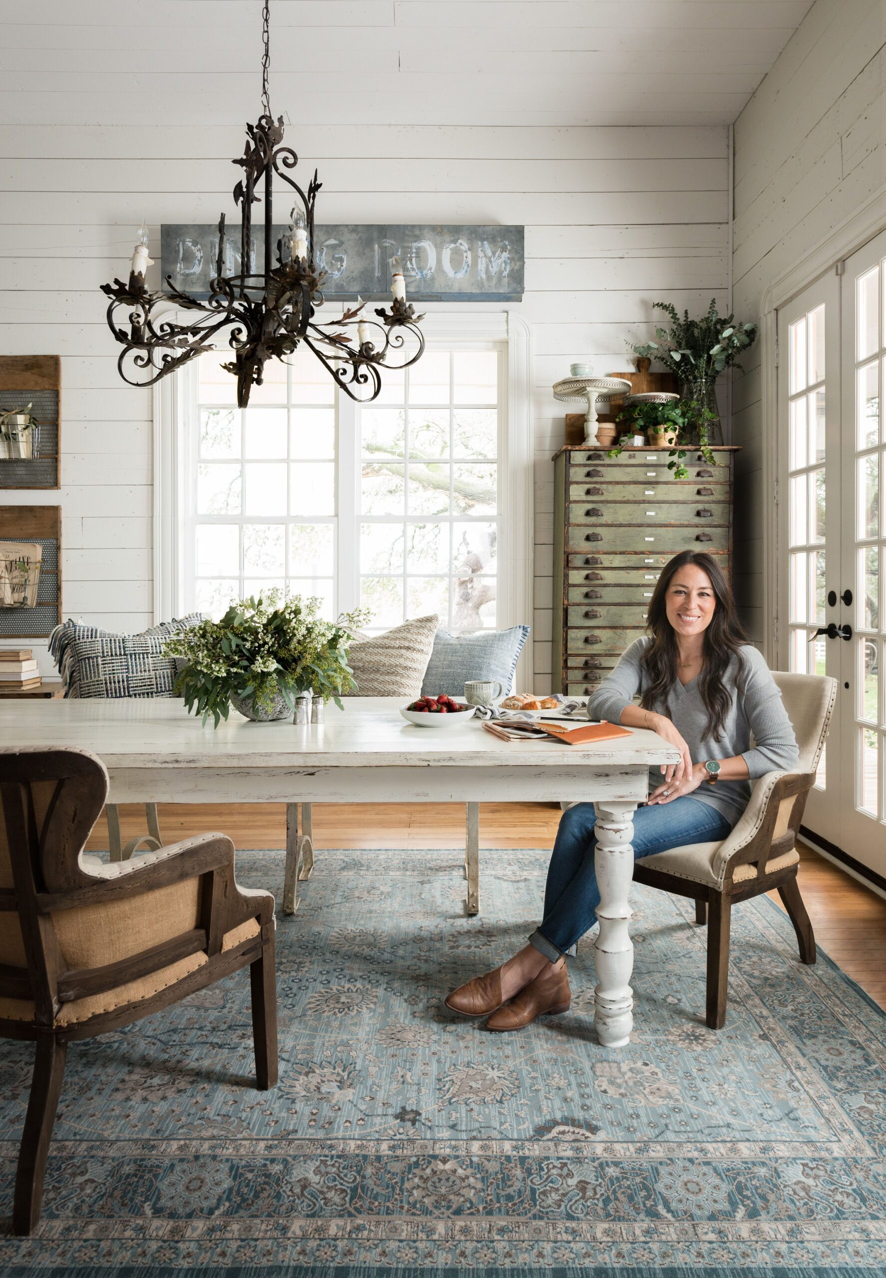 Stylish and Rustic Farmhouse Dining Room Lighting Ideas Inspired by ...